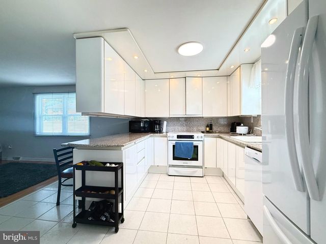 237 5TH AVE W, Cherry Hill, NJ 08002