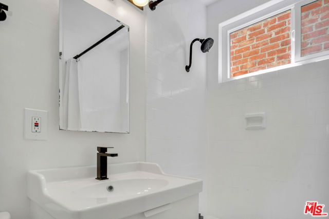 5614 W Adams Boulevard, Los Angeles, CA 90016