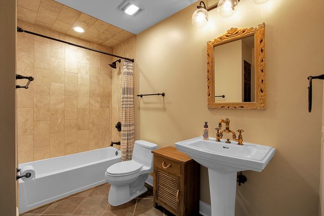 1002 Castilian Court 302, Glenview, IL 60025