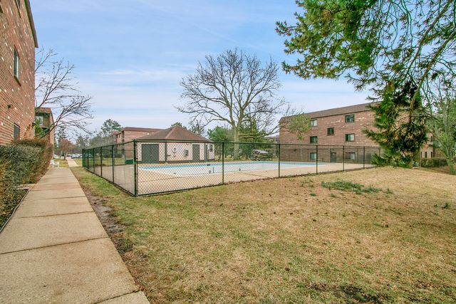 1002 Castilian Court 302, Glenview, IL 60025