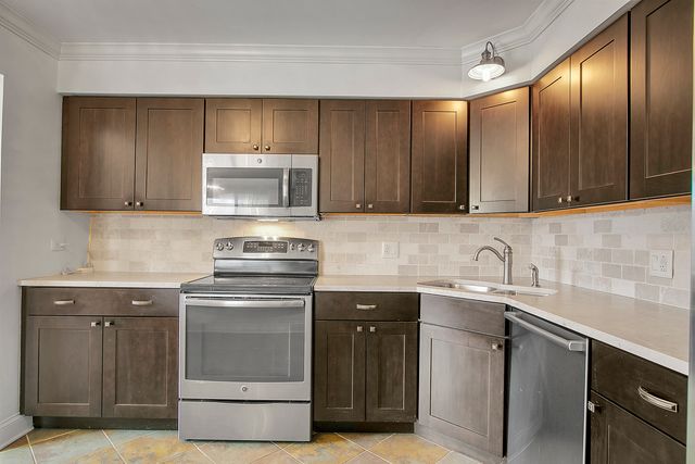 1002 Castilian Court 302, Glenview, IL 60025