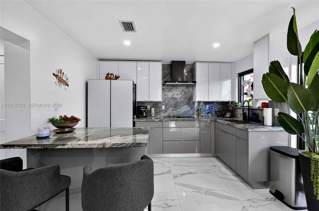 1594 W 73rd St, Hialeah, FL 33014