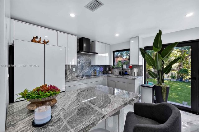 1594 W 73rd St, Hialeah, FL 33014