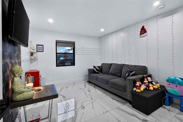 1594 W 73rd St, Hialeah, FL 33014