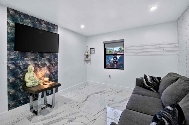 1594 W 73rd St, Hialeah, FL 33014