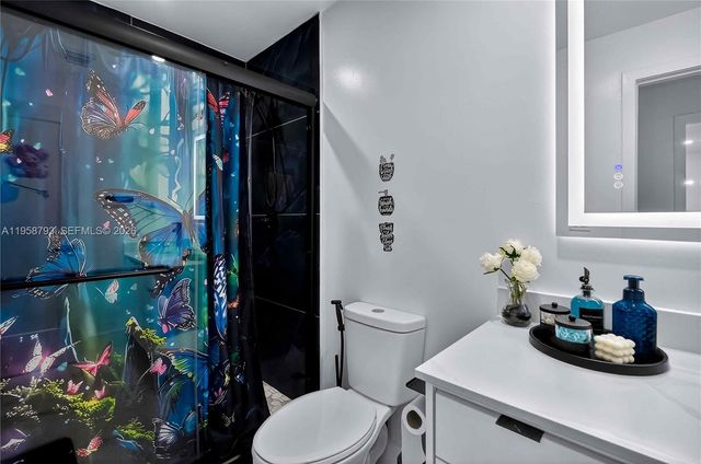 1594 W 73rd St, Hialeah, FL 33014