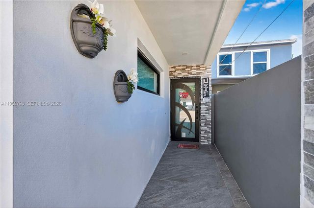 1594 W 73rd St, Hialeah, FL 33014