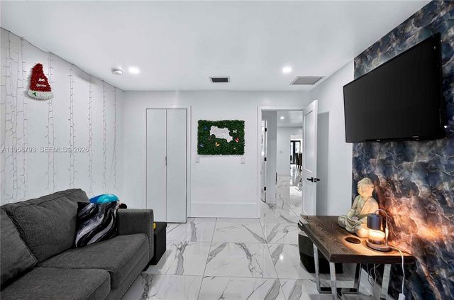 1594 W 73rd St, Hialeah, FL 33014