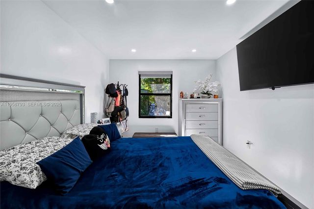 1594 W 73rd St, Hialeah, FL 33014