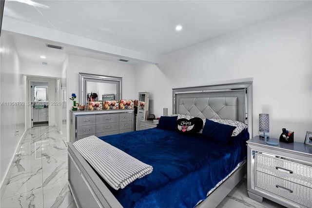 1594 W 73rd St, Hialeah, FL 33014