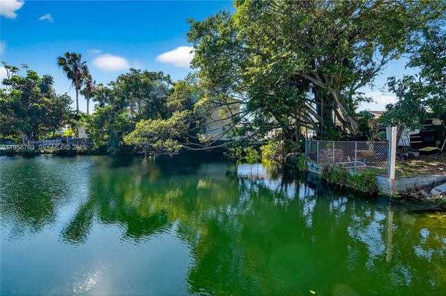 1594 W 73rd St, Hialeah, FL 33014