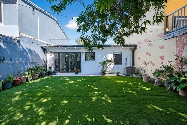 1594 W 73rd St, Hialeah, FL 33014