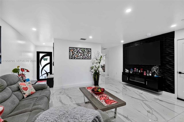 1594 W 73rd St, Hialeah, FL 33014