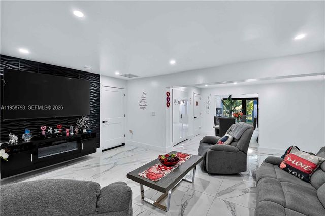 1594 W 73rd St, Hialeah, FL 33014