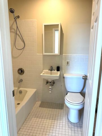 838 Western Ave 2R, Lynn, MA 01904