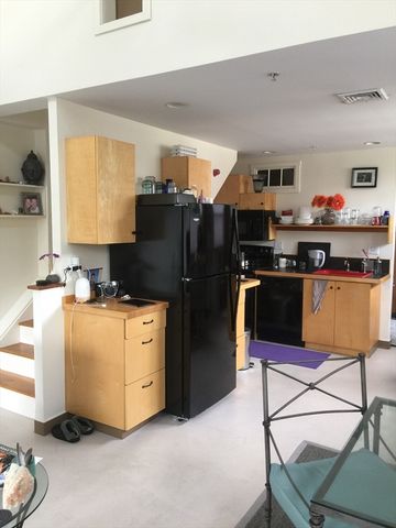 93 Harvey St 6, Cambridge, MA 02140