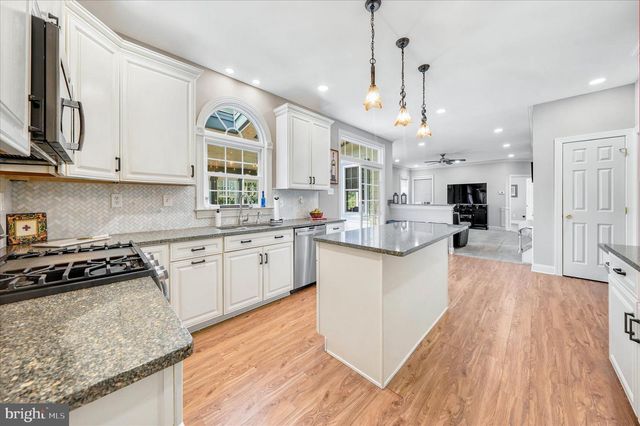 27 TWIN CREEKS DR, Thornton, PA 19373