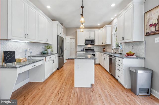 27 TWIN CREEKS DR, Thornton, PA 19373