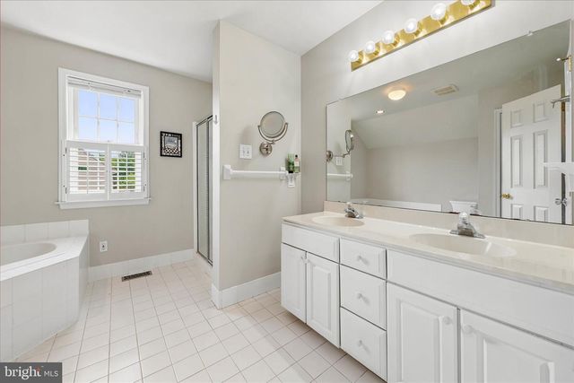 27 TWIN CREEKS DR, Thornton, PA 19373