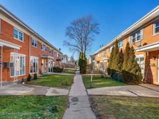 8829 Robin Drive B, Des Plaines, IL 60016