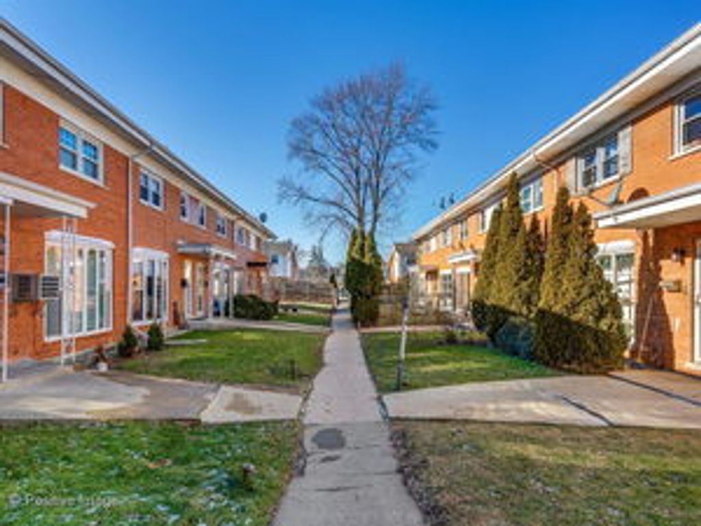 8829 Robin Drive B, Des Plaines, IL 60016