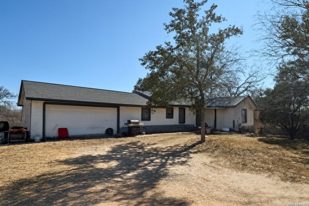311 Renfro, Devine, TX 78016