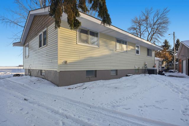 5287 40th Street N, Moorhead, MN 56560