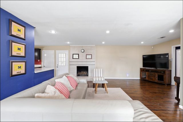 6725 Braeburn Drive, Dallas, TX 75214