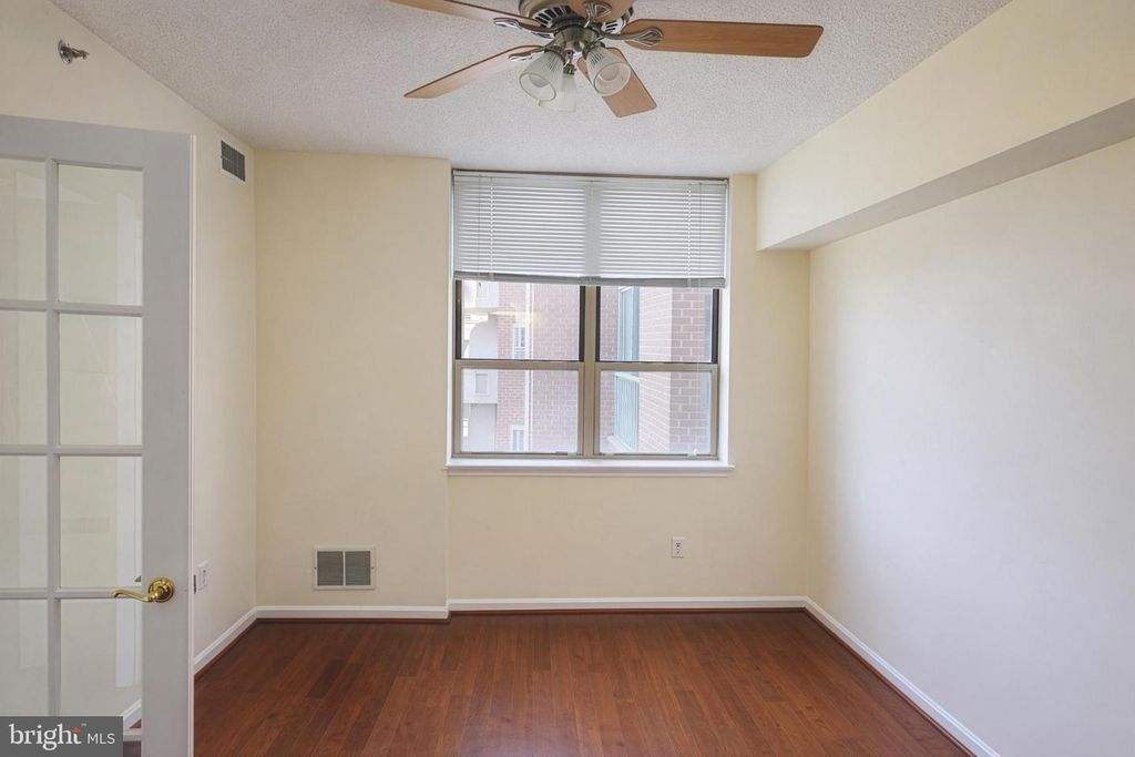 Image 11 of property listing at 4808 MOORLAND LN #701, Bethesda, MD 20814