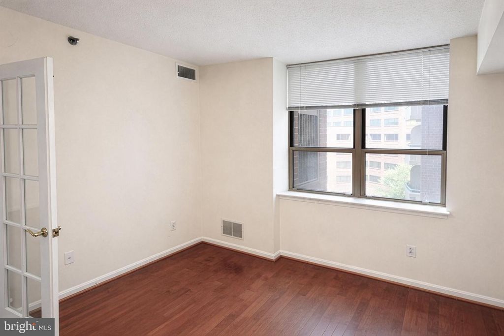 Image 12 of property listing at 4808 MOORLAND LN #701, Bethesda, MD 20814