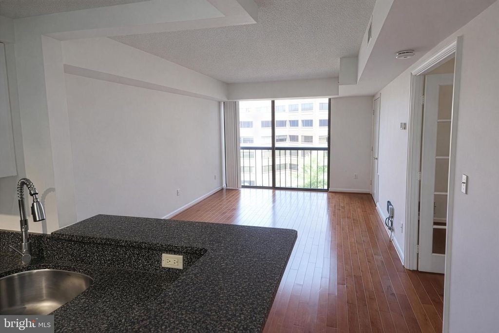 Image 4 of property listing at 4808 MOORLAND LN #701, Bethesda, MD 20814