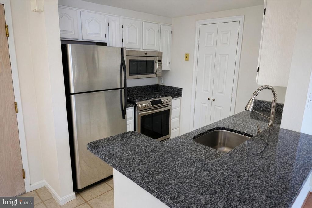 Image 5 of property listing at 4808 MOORLAND LN #701, Bethesda, MD 20814