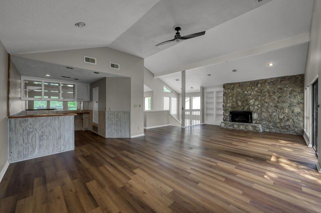 4 Waters Edge Street, Conroe, TX 77356