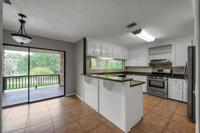 4 Waters Edge Street, Conroe, TX 77356