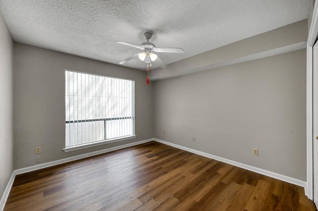 4 Waters Edge Street, Conroe, TX 77356