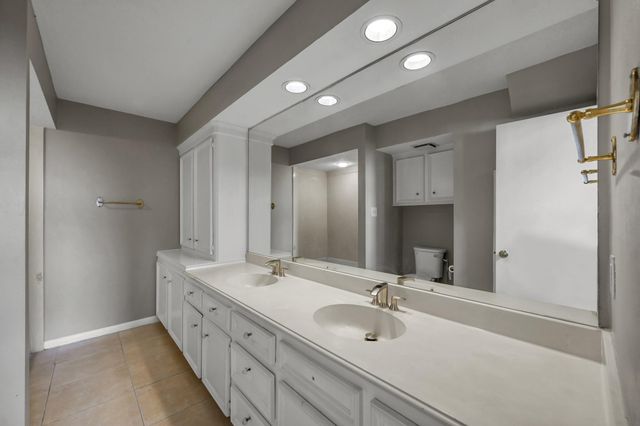 4 Waters Edge Street, Conroe, TX 77356