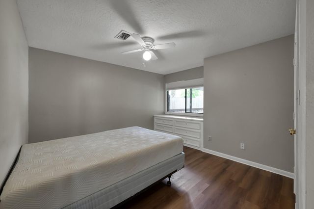4 Waters Edge Street, Conroe, TX 77356