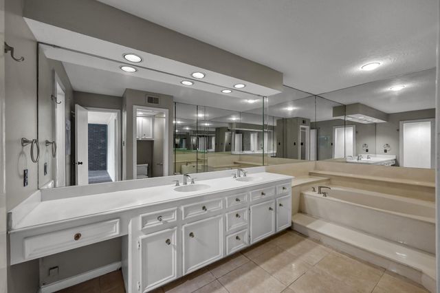 4 Waters Edge Street, Conroe, TX 77356