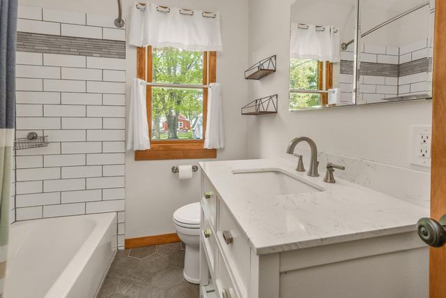 2065 William Street, Roseville, MN 55113