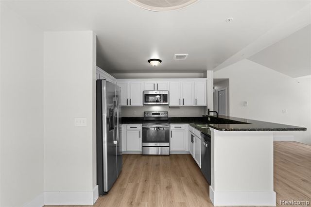 21914 Aberdeen Drive 30, Macomb, MI 48042