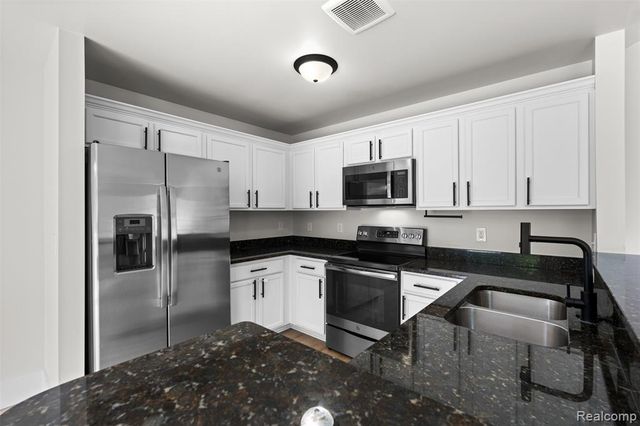 21914 Aberdeen Drive 30, Macomb, MI 48042