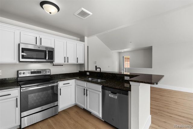 21914 Aberdeen Drive 30, Macomb, MI 48042