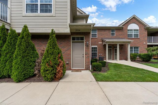 21914 Aberdeen Drive 30, Macomb, MI 48042