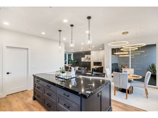 207 S NEBRASKA St, Portland, OR 97239