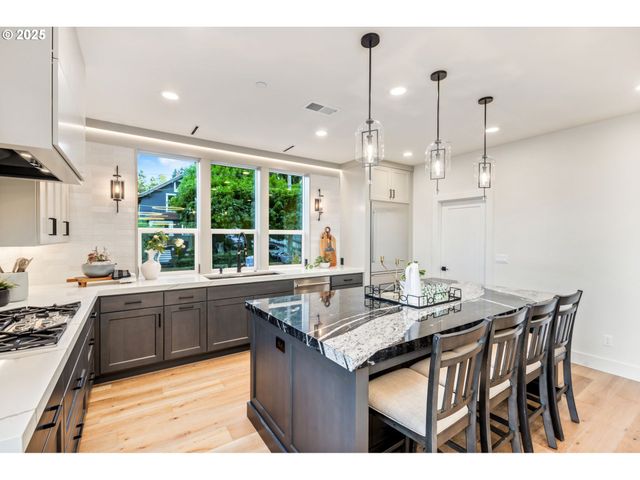 207 S NEBRASKA St, Portland, OR 97239