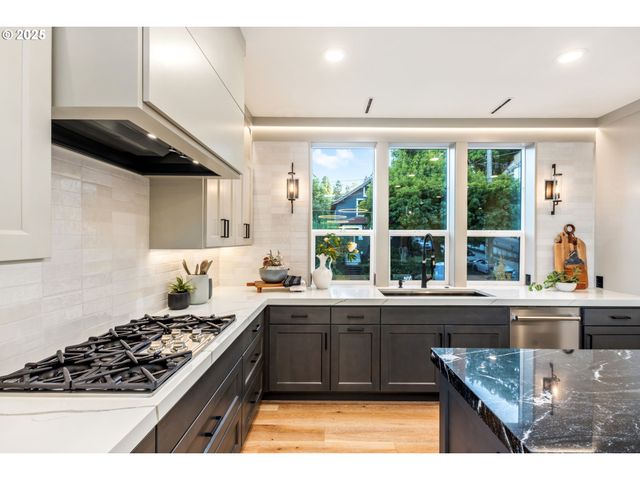 207 S NEBRASKA St, Portland, OR 97239