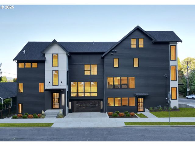 207 S NEBRASKA St, Portland, OR 97239