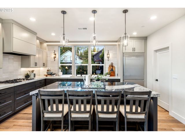 207 S NEBRASKA St, Portland, OR 97239