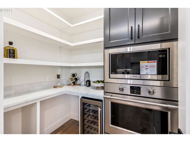 207 S NEBRASKA St, Portland, OR 97239