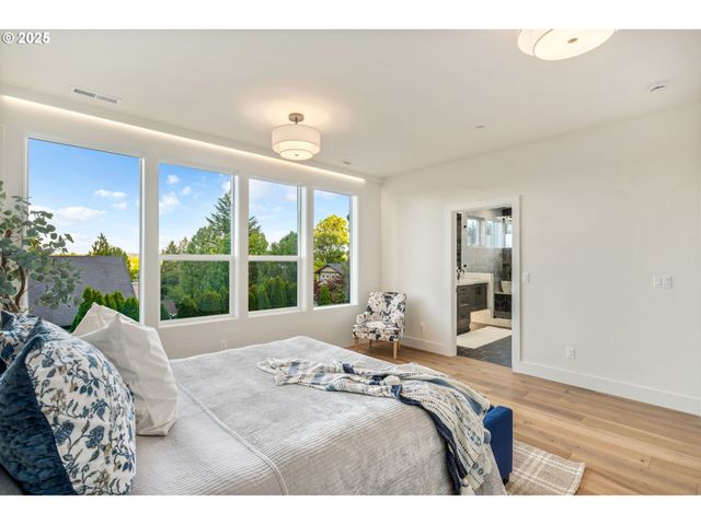 207 S NEBRASKA St, Portland, OR 97239